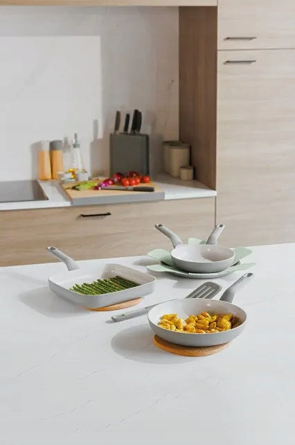 Set of 4 BergHOFF Balance Moonmist pans with Balance spatula Manufacturer code 3950442