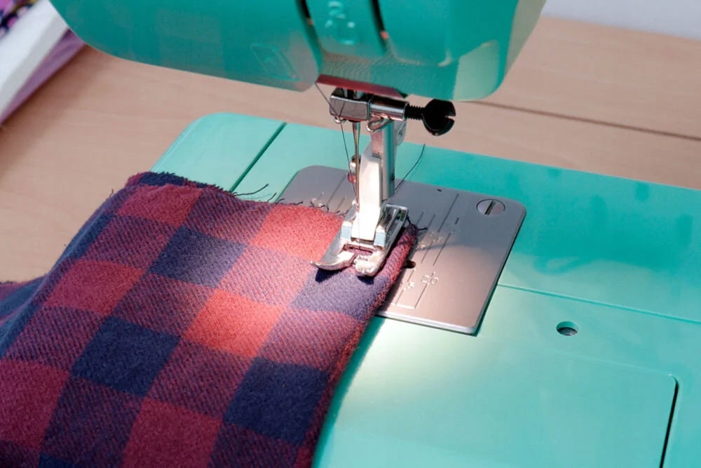 Sewing machine JANOME Juno E1015 Green Sewing features stitching sewing of elastic fabrics embroidery edge finishing quilting sewing zips hole edging backstitching hemming