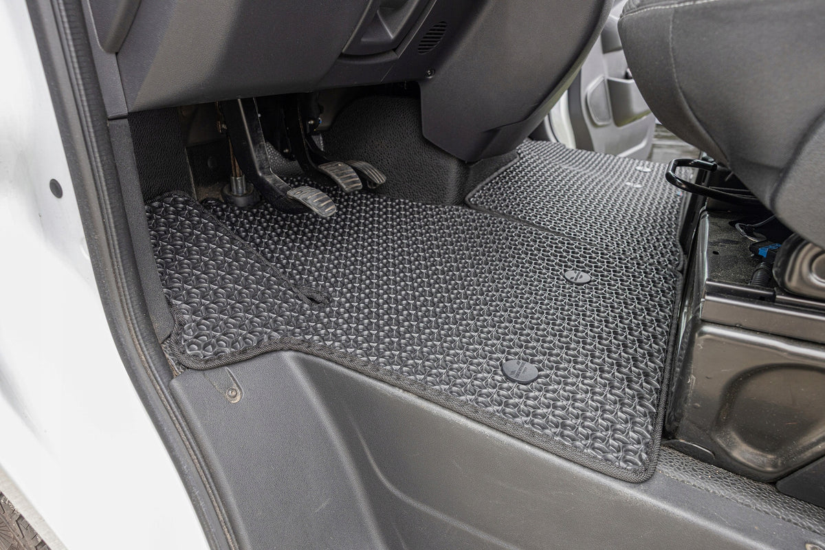 Sprinter W907 W910 e-Sprinter 18- drive rear 4x4 3os black EVA rugs Manufacturer Max-Dywanik
