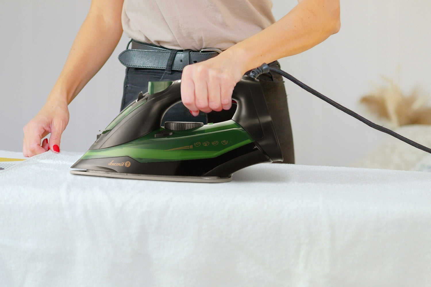 Steam iron strong 2800W firefighter ceramic vertical pressing Anti-Calc Brand Łucznik