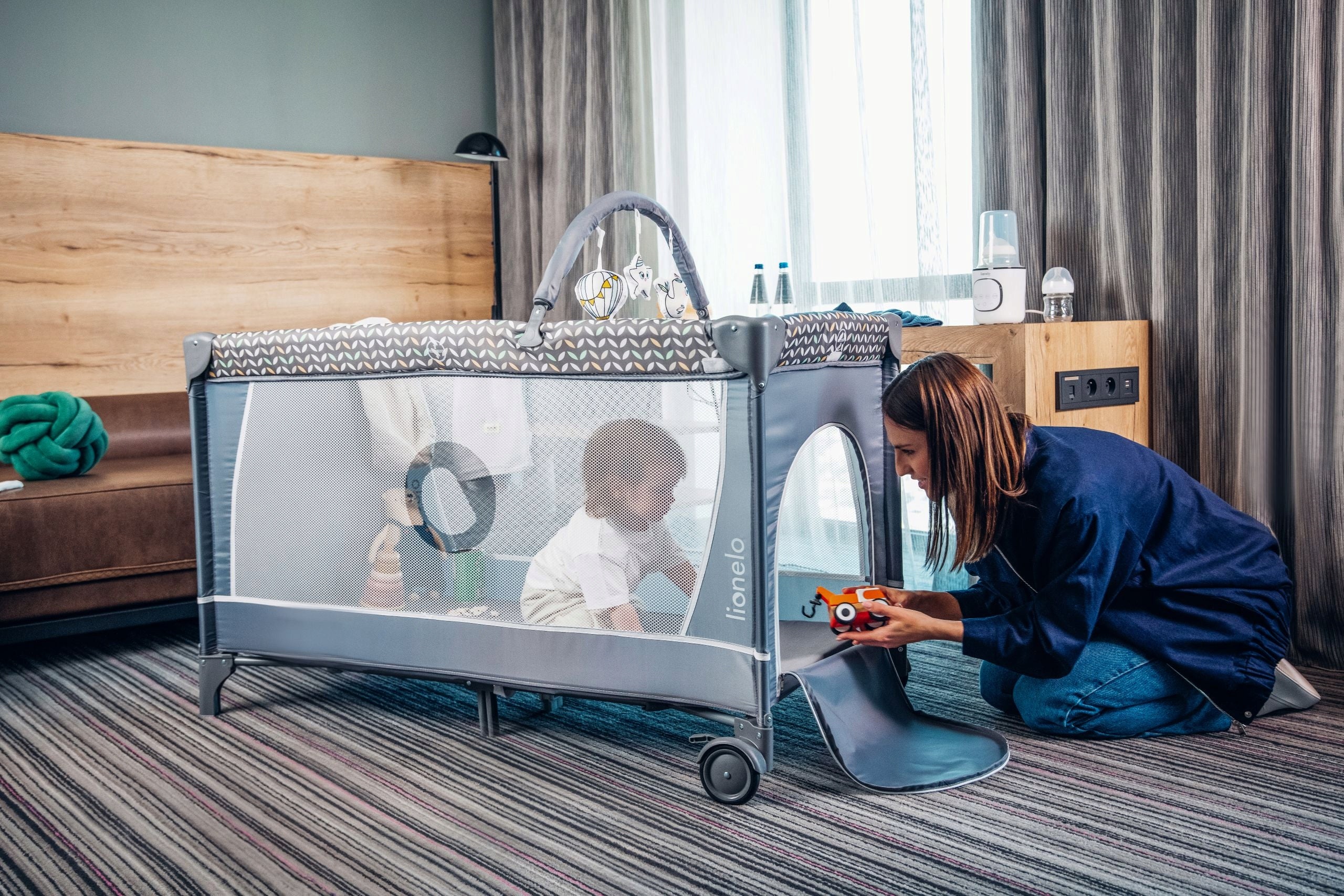 TRAVEL COT FOLDING CAROUSEL PLAYPEN CHANGING TABLE SWADDLE 4in1 LIONELO Manufacturer code torba, kółka, składany, wejście boczne, pałąk