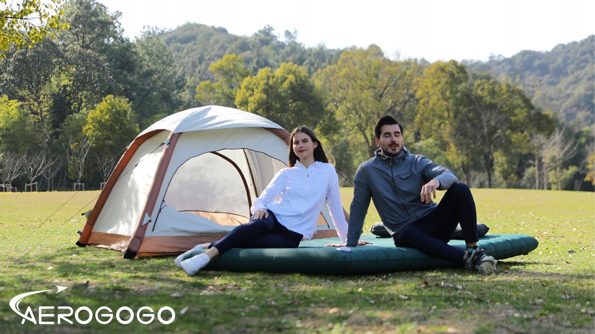 Tent with built-in pump Aerogogo for pilgrimage camping trip Color brown