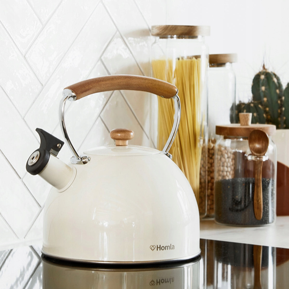 VIRGEN cream kettle with wooden handle 2,5 l HOMLA Packaging status original