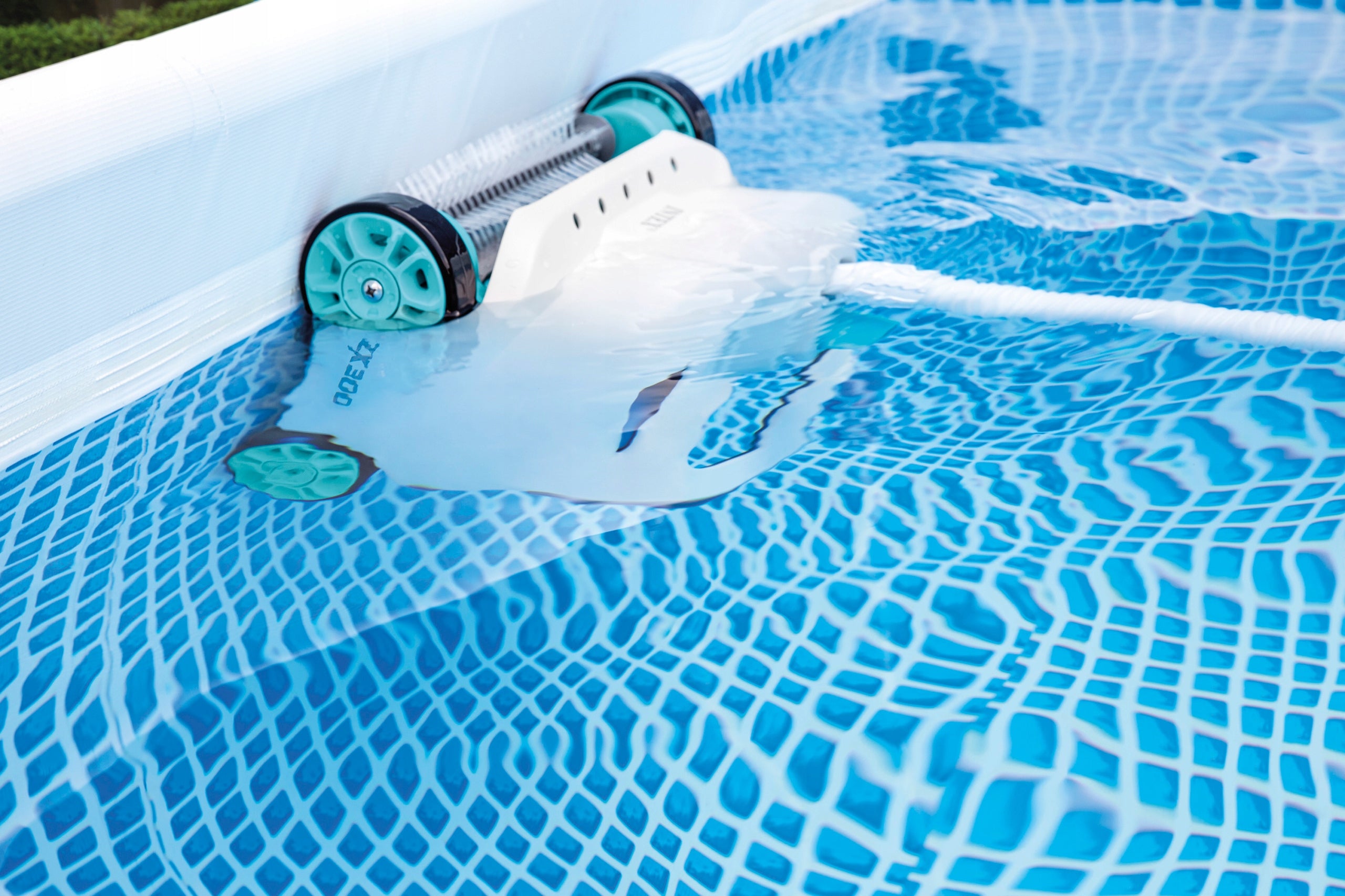 Vacuum cleaner for cleaning the bottom and walls of the pool robot automatic Intex 28005 Packaging status original