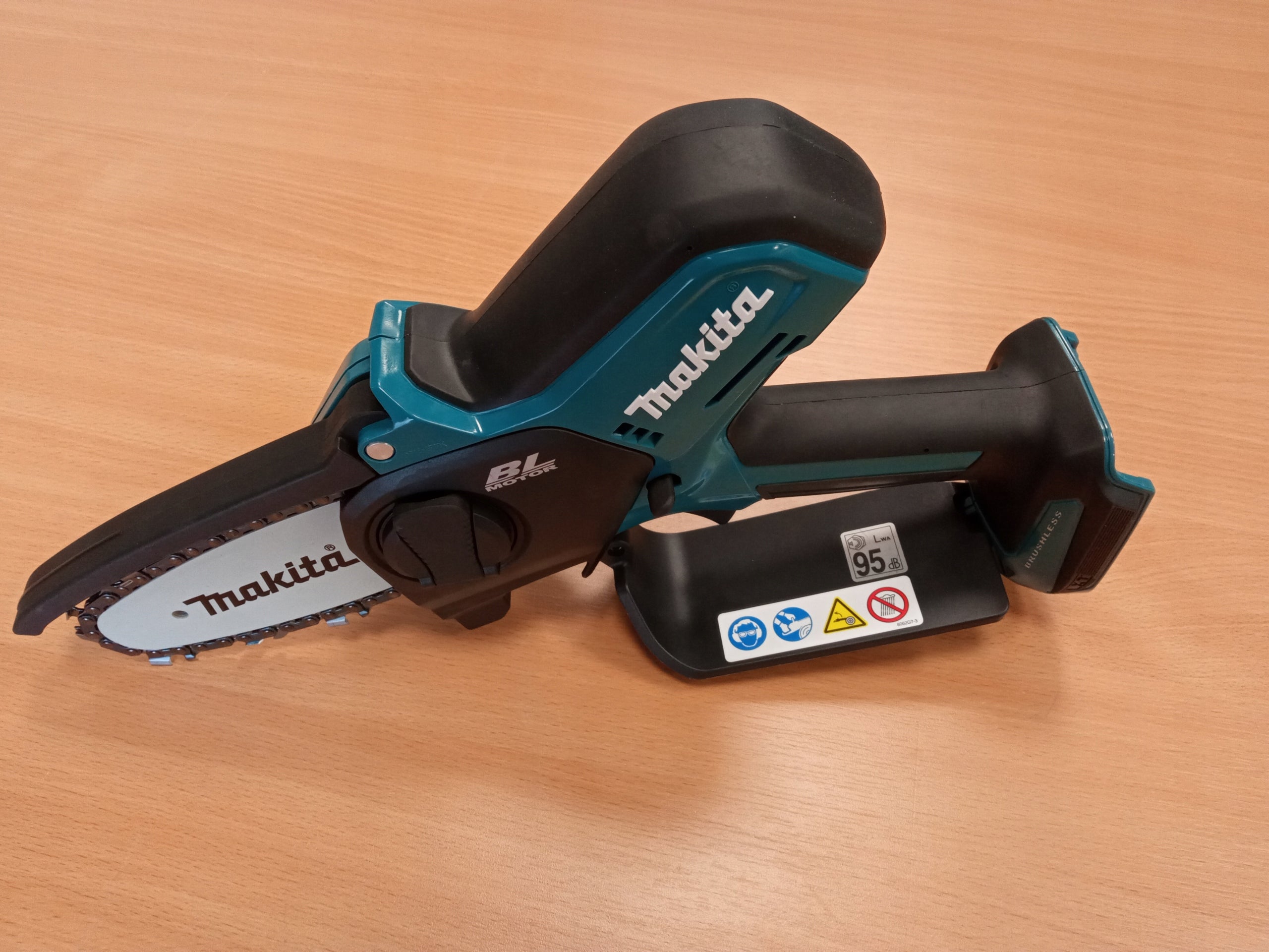 Very light Chainsaw for branches 10cm 18V - Makita DUC101Z01 EAN (GTIN) 0088381775182