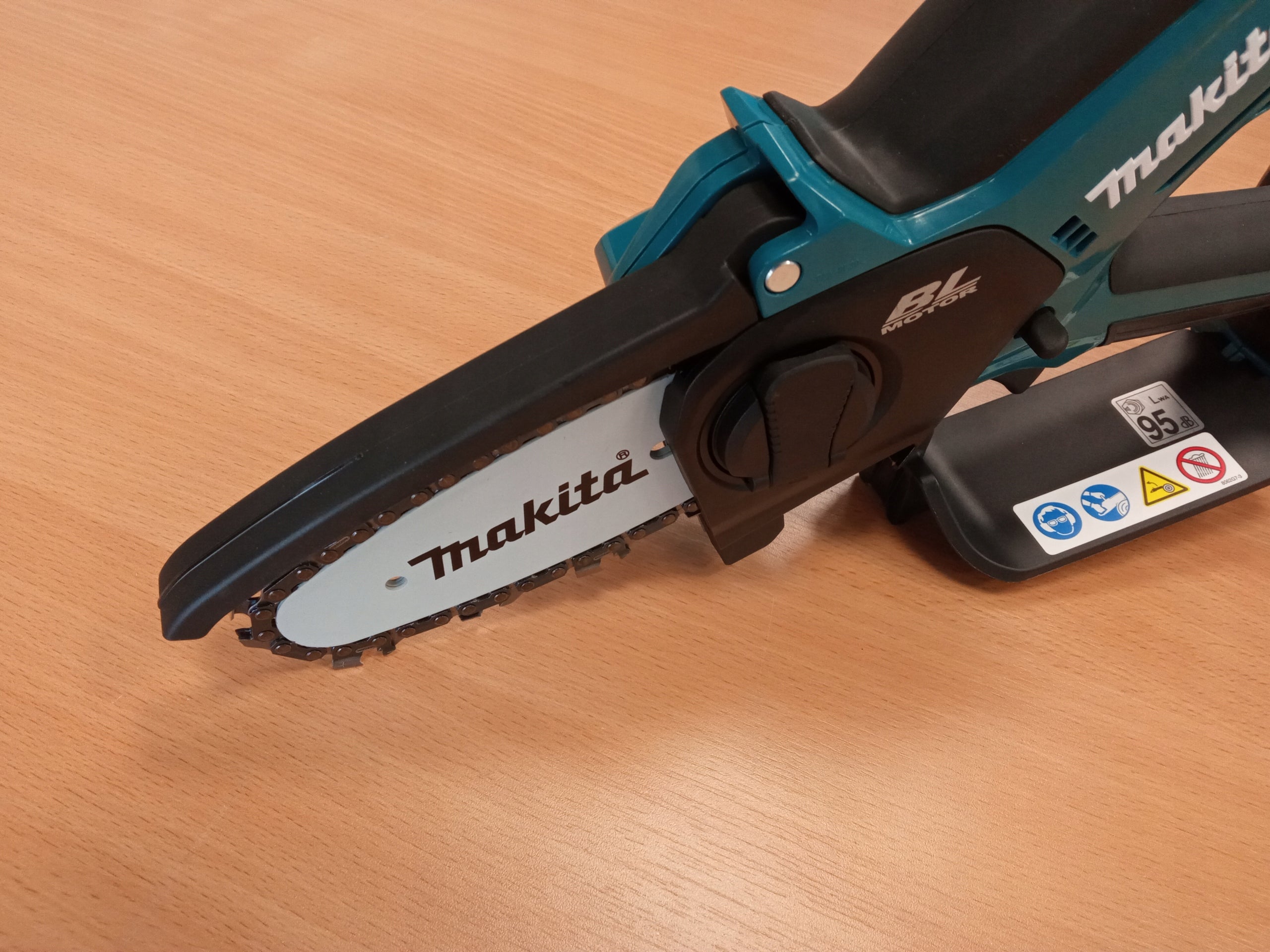 Very light Chainsaw for branches 10cm 18V - Makita DUC101Z01 Manufacturer code DUC101Z01