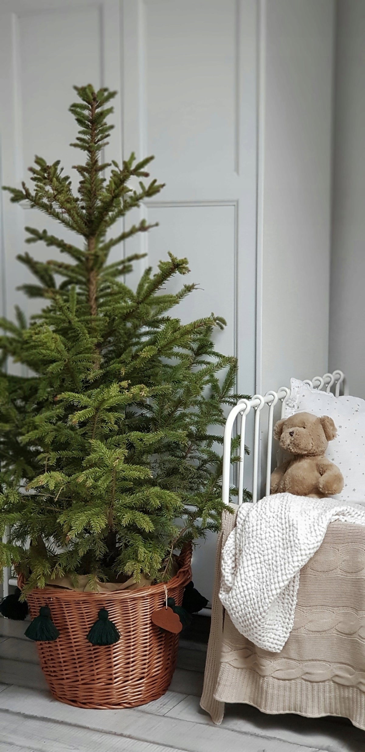 WICKER BASKET FOR CHRISTMAS TREE STAND NATURAL TASSELS EAN (GTIN) 5904041729461