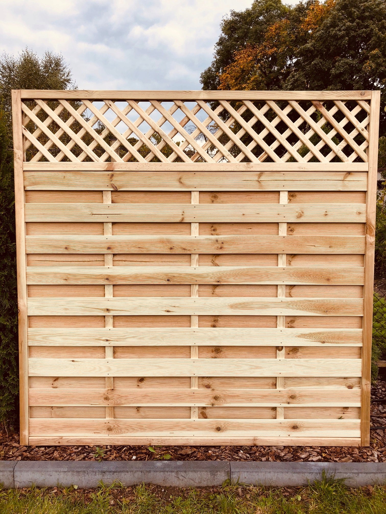 WOODEN FENCE MASSIVE IN THICK FRAME STRAIGHT FENCE WITH GRILLE 180x180x4.4 cm Manufacturer code LUX03