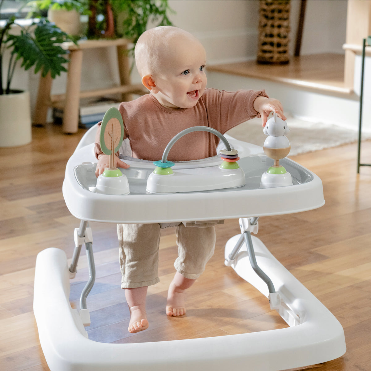 Walker Pusher removable toys with suction cup up to 12kg Ingenuity Brand Ingenuity