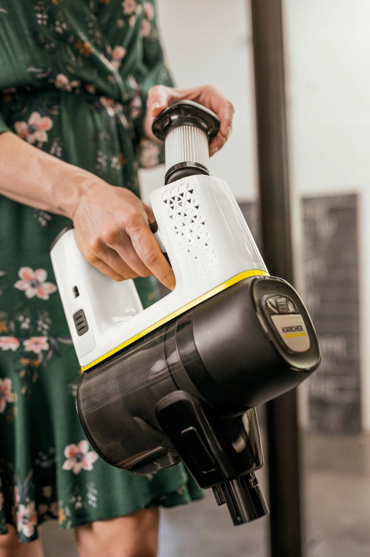Wireless Bagless Vertical Vacuum Cleaner with KARCHER VC 6 Battery Dust container volume 0.8 l