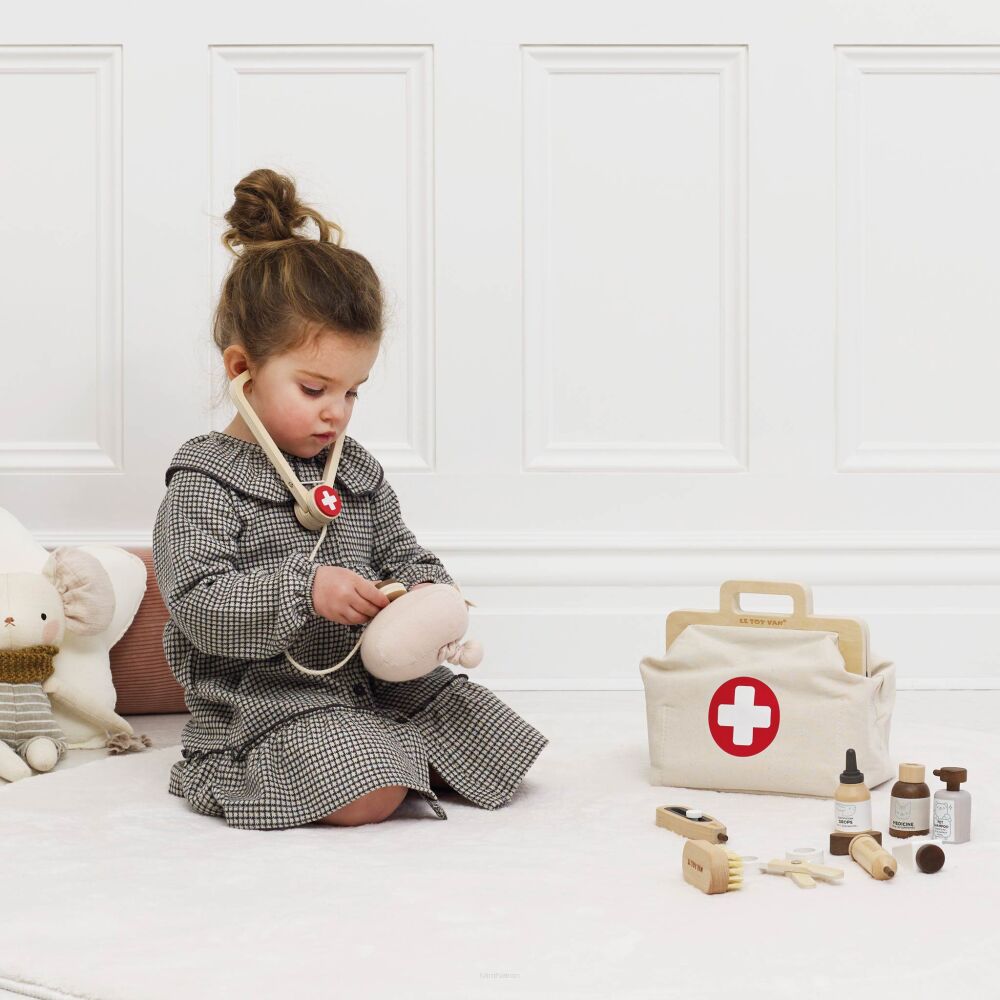 Wooden Veterinarian Set, Kids Toy, Le Toy Van EAN (GTIN) 5060692633493