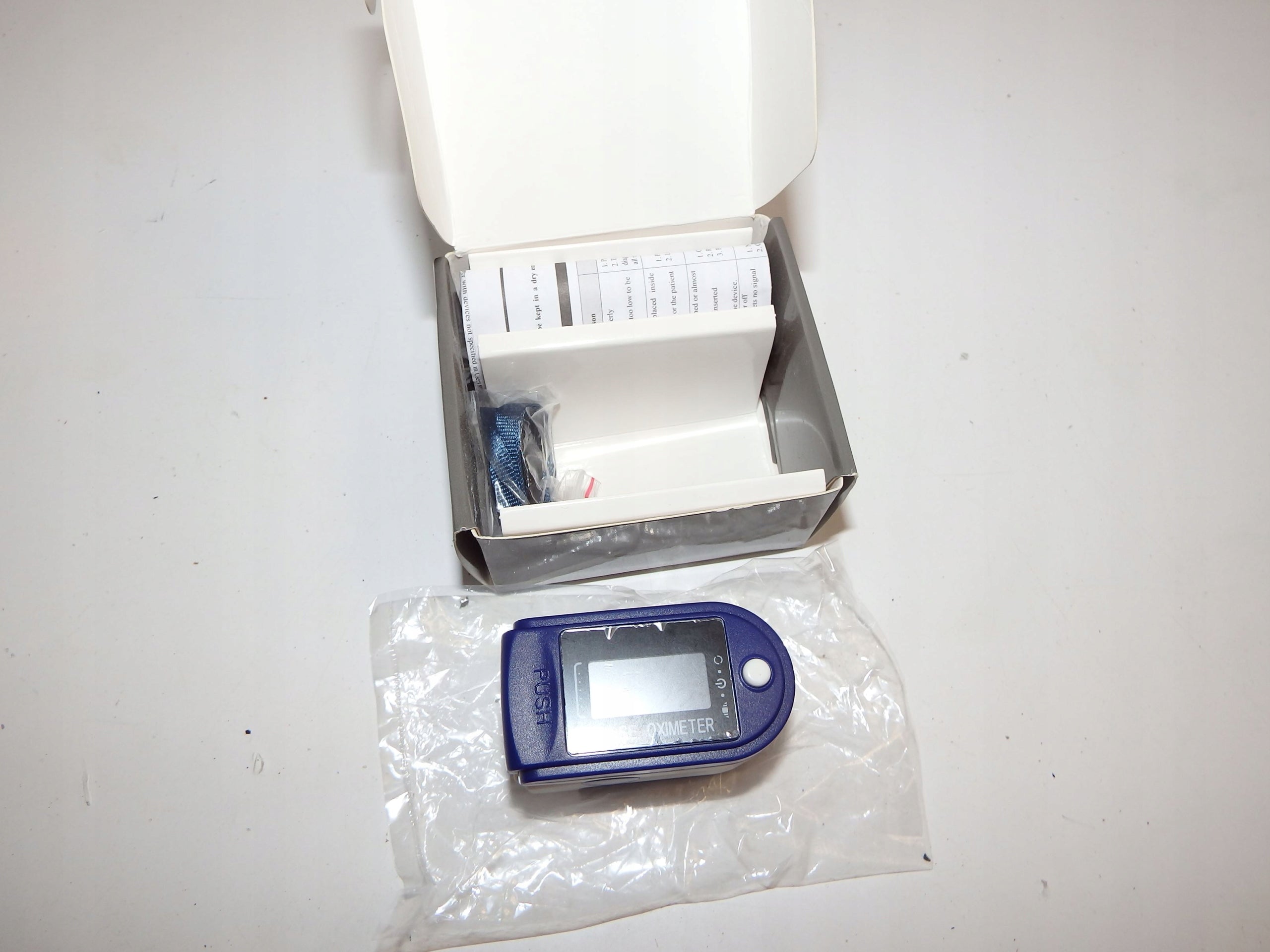 e350 pulse oximeter measures blood oxygenation per finger Color blue